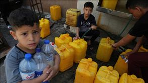 أطفال يعبئون الماء في قطاع غزة- الأناضول