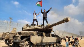 فلسطينيون يعتلون دبابة ميركافا مدمرة على السياج الفاصل مع غزة- الأناضول
