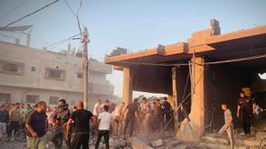 الاحتلال دمر منزلا من 3 طوابق على رأس النساء والأطفال في رفح- المصور فراس أبو شرخ