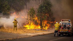 صورة من الاطفاء الاسترالي لحرائق في منطقة ستونفيل شرق بيرث في 12 كانون الثاني/يناير 2014