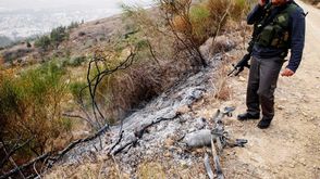 جندي إسرائيلي يتفقّد موقع سقوط صاروخ كاتيوشا أطلق من لبنان (أرشيفية) - ا ف ب