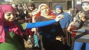 مصريات يرقصن أيام الاقتراع على الدستور المصري - أرشيفية