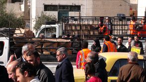 أول قافلة مساعدات إلى مخيم اليرموك بدمشق - الأناضول