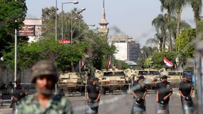 عناصر من الجيش اليمني يقفون على حاجز في عدن (أرشيفية) - ا ف ب