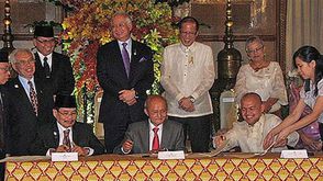 الحكومة الفلبينية ومورو وقعتا اتفاقا لتقاسم السلطة (أرشيفية) - ا ف ب
