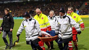 اخراج فالكاو من الملعب بعد اصابته خلال المباراة ضد فريق شاسولاي الهاوي