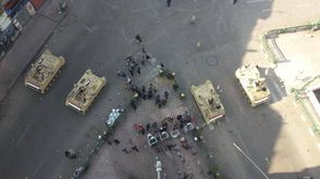 بوابات إلكترونية على مدخل التحرير للتأكد من هوية المشاركين - فيسبوك