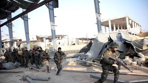 الجيش السوري داخل قاعدة تمت استعادتها في شمال حلب 10 نوفمبر 2013