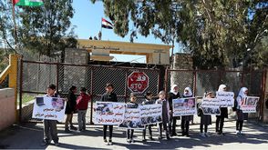 أطفال غزة يتظاهرون أمام معبر رفح - الأناضول