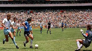 مارادونا يسجل هدفه التاريخي في مرمى انجلترا في مونديال 1986 - أرشيفية