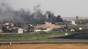 الدخان يتصاعد اثر القتال الدائر بين "داعش" والجبهة التركمانية