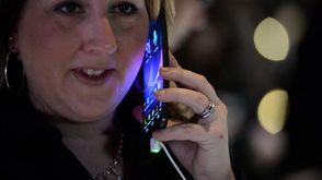 مندوبة ال جي، ايمي سانشيز تحمل هاتف جي فليكس خلال مؤتمر صحافي في مركز المعارض في لاس فيغاس، نيفادا ف