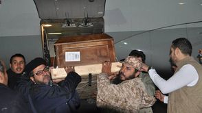 جثمان الرقيعي لحظة وصوله إلى مطار معيتيقة الليبي - فيس بوك