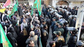 قوات الأمن الإيرانية تمنع المتظاهرين من الوصول إلى السفارة الفرنسية في طهران - أ ف ب