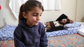 طفلة سورية مع ابيها اللاجئ الذي فقد سمعه وبصره ترك برس