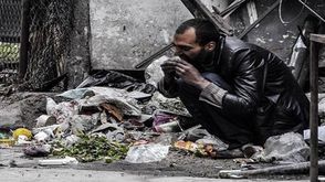 أحد سكان مضايا يقتات من النفايات - غوغل