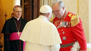 البابا فرانيسي الفاتيكان بابا مع زعيم هيئة  "فرسان القديس يوحنا" - جيتي