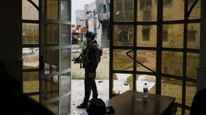 عنصر من القوات الخاصة العراقية داخل جامعة الموصل- أ ف ب