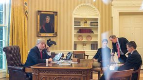 ترامب في مكتبه في البيت الأبيض يجري مكالمة مع العاهل السعودي