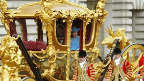 صورة ملتقطة في الرابع من حزيران/يونيو 2004 تظهر الملكة اليزابيث الثانية في العربة الملكية وهي تغادر 