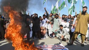 متظاهرون باكستانيون يحرقون العلم الأمريكي - جيتي