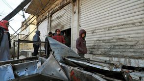 سوريون يتفقدون مكان الحادث الانتحاري في منبج - جيتي