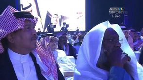 الكلباني بجانب المطرب محمد عبده في مؤتمر الهيئة- تويتر