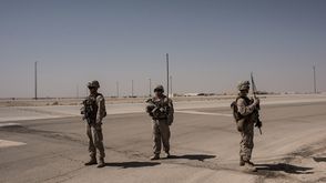 مشاة البحرية الأمريكية يراقبون مدرجا في معسكر شوراب في إقليم هلمند في أفغانستان - جيتي