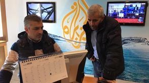 الشوبكي مع أحد الصحفيين في المكتب بعد عودة التراخيص- فيسبوك