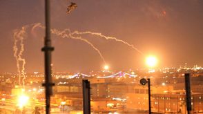 طائرة مروحية من طراز أباتشي تابعة للجيش الأمريكي تسقط قنابل على المنطقة الخضراء في بغداد - جيتي