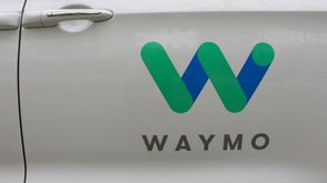 سيارة وايمو الذاتية القيادة يظهر عليها شعار الشركة في كاليفورنيا في 8 أيار/مايو 2019