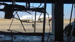 المطار كان تعرض لهجوم صاروخي لحظة وصول الحكومة إلى عدن- جيتي
