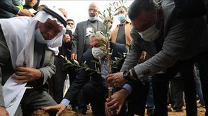 يوم الشهيد الفلسطيني زراعة اشجار رئيس الوزراء محمد اشتية  الاناضول