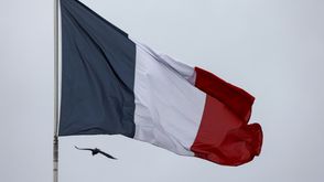 علم فرنسا يرفرف أمام قصر الإليزيه في 13 كانون الثاني/يناير 2021