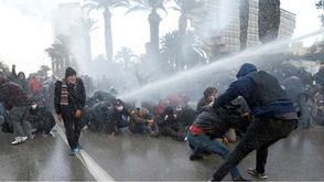 مظاهرات تونس.. قمع (فيسبوك)