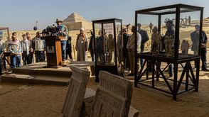 عالم الآثار المصري الشهير زاهي حواس يعقد مؤتمرا صحافيا في مقابر سقارة الأثرية في جنوب القاهرة في 26 كانون الثاني/يناير 2023