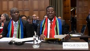 ممثلو جنوب أفريقيا أمام محكمة العدل العليا قبل المرافعة- جيتي