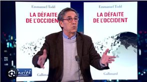 لقطة شاشة للكاتب إيمانويل تود متحدثا عن كتابه سقوط الغرب في قناة تي في 5 الفرنسية.