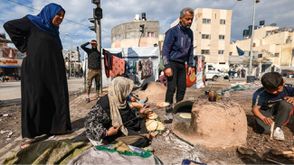 سكان غزة يلجأون يسعون بوسائل بدائية لإعداد ما توفر من طعام- جيتي