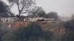 دبابة للاحتلال لحظة استهدافها على الحدود- الإعلام الحربي لحزب الله