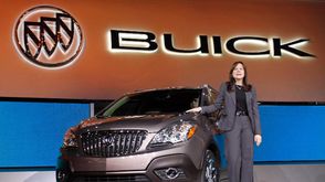 ماري بارا تقدم بويك انكور خلال معرض للسيارات في ديترويت في 10 كانون الثاني/يناير 2012