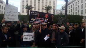 الفنان المغربي رشيد غلام  - يحتج على حصاره أمام البرلمان 10-12-2013