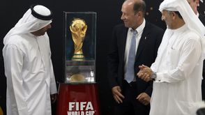 رئيس الاتحاد الاماراتي لكرة القدم يوسف السركال (يمين) والمدرب الارجنتيني غابريال كالديرون سفير الفيف
