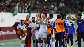 لاعبو الرجاء البيضاوي المغربي يحيون الجمهور إثر تأهلهم إلى نصف نهائي مونديال الأندية - الأناضول