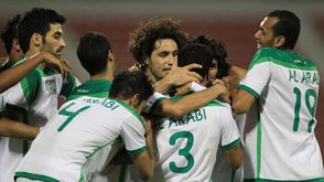 لاعبو العربي الكويتي يحتفلون بالتسجيل في مرمى العربي القطري في 2011