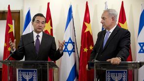 وزير الخارجية الصيني وانغ يي ورئيس الوزراء الإسرائيلي نتنياهو - 18-12-2013 - أ ف ب