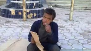 طفل سوري يأكل الورق