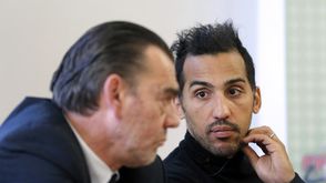 لاعب الكرة الفرنسي-الجزائري زهير بلونيس (يمين) ومحاميه فرانك بيرتون خلال مؤتمر صحافي في باريس في 3 ك