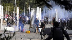 الشرطة المصرية تقتحم جامعة الأزهر وتشتبك مع طلاب - aa_picture_20131209_1133319_web