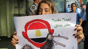 مصرية ترفع لافتة تسخر من التيار الإسلامي عقب الانقلاب - أرشيفية